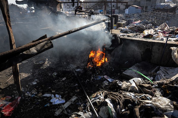 عمال فلسطينيون يجمعون ويفرزون النفايات البلاستيكية لإنتاج وقود بديل باستخدام أفران بدائية، في حي الشيخ رضوان شمال مدينة غزة، لمواجهة شح المحروقات الناجم عن الحصار الإسرائيلي، 29 أكتوبر 2026. (تصوير: محمد صالحة)