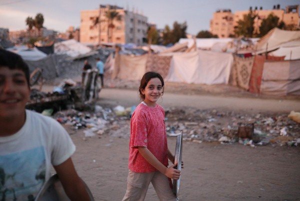 لا تزال العائلات الفلسطينية النازحة تعيش في خيام وملاجئ مؤقتة في قطاع غزة في 5 أكتوبر/تشرين الأول 2026. (صورة: بلال أسامة)