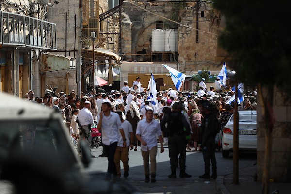 يقيّد الجنود الإسرائيليون حركة الفلسطينيين ويتخذون إجراءات أمنية خلال جولة قام بها مستوطنون في البلدة القديمة بالخليل في 3 أكتوبر/تشرين الأول 2026. تصوير: مأمون وزواز