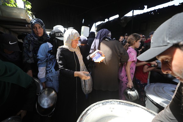 فلسطينيون نازحون يتجمعون للحصول على وجبات غذائية من مطبخ خيري في مخيم النصيرات وسط قطاع غزة، في 8 أكتوبر/تشرين الأول 2026.تصوير: حسن الجدي