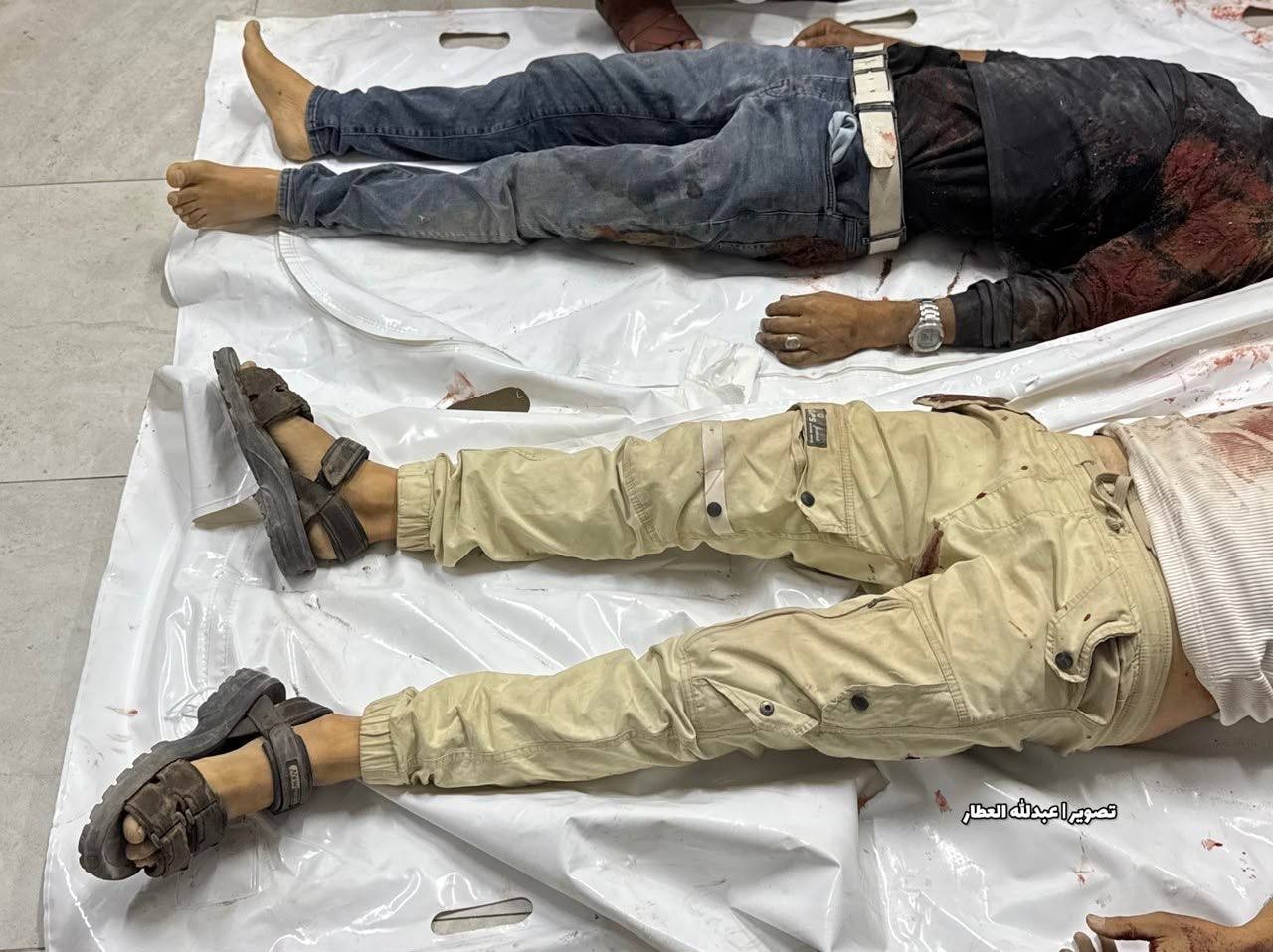 لحظة نقل شهيدين جراء قصف الاحتلال مركبة شمال مدينة خانيونس، جنوبي قطاع غزة..jpg