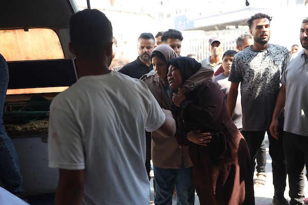 فلسطينيون ينعون ذويهم بجوار جثامينهم في مستشفى الشفاء بمدينة غزة، في 10 أكتوبر/تشرين الأول 2026.(تصوير: محمد صالحة)