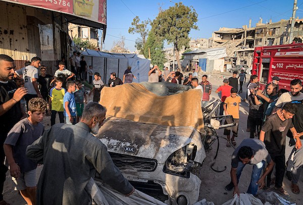 فلسطينيون يتجمعون في موقع استهداف مركبة بغارة جوية إسرائيلية في حي تل الهوى جنوب غربي مدينة غزة، يوم 8 أكتوبر/تشرين الأول 2026. تصوير: أحمد الشوا