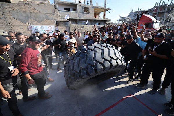 رياضيون يتنافسون في بطولة «الرجل القوي فلسطين 2026»، التي نظمها الاتحاد الفلسطيني للقوة البدنية للمرة الأولى بمدينة غزة، يوم 16 أكتوبر/تشرين الأول 2026. (تصوير: محمد صالحة)