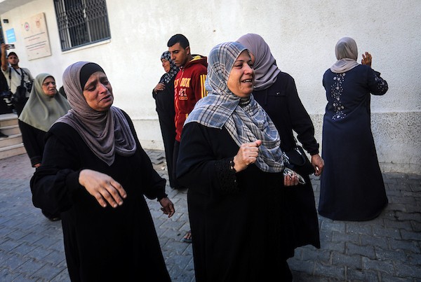 مشيّعون يودّعون جثامين ثلاثة فلسطينيين، بينهم الزوجان أكرم ياسين ودينا أبو بكر، في مستشفى الشفاء بمدينة غزة، ، 20 أكتوبر/تشرين الأول 2026.تصوير: محمد صالحة
