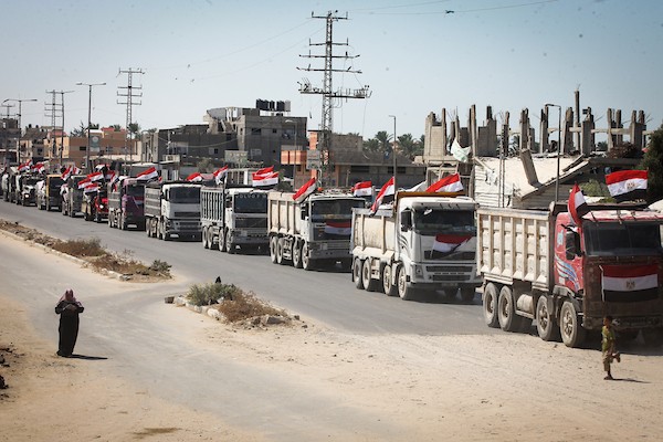 قافلة مساعدات إنسانية محملة بالخيام والأغطية والبطانيات ومستلزمات الشتاء تنطلق من مدينة الزوايدة وسط قطاع غزة باتجاه شمال القطاع، بالتزامن مع إطلاق حملة «إيد بإيد.. سند وأمان»، في 4 أكتوبر/تشرين الأول 2026. (تصوير: معز صالحي)