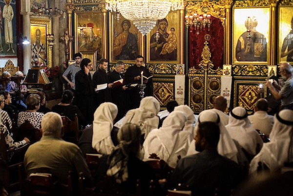 أشخاص يتجمعون خلال جنازة امرأتين مسيحيتين (أم و ابنتها) فلسطينيتين في كنيسة القديس بورفيريوس للروم الأرثوذكس في مدينة غزة، في 3 أكتوبر 2026. تصوير بلال أسامة