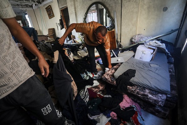 فلسطينيون يتفقدون أنقاض مبنى سكني استهدفته غارة جوية إسرائيلية فجراً غربي مدينة غزة، ما أدى إلى مقتل رجل وزوجته، 20 أكتوبر/تشرين الأول 2026.تصوير: محمد صالحة