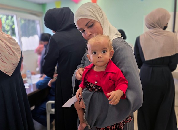 أمهات فلسطينيات يصطحبن أطفالهن إلى عيادة سوء التغذية في مجمع ناصر الطبي بمدينة خان يونس، جنوب قطاع غزة، في 17 أكتوبر/تشرين الأول 2026. (تصوير: طارق محمد)