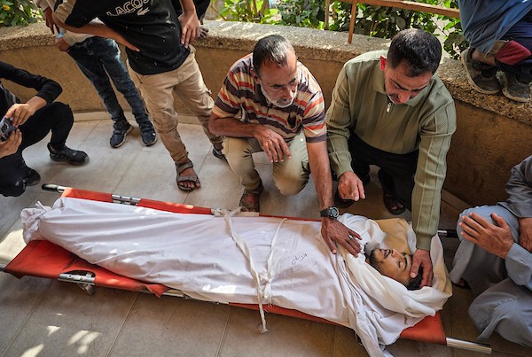 فلسطينيون يشيّعون الشهداء حسام الزملي والطفلة جوري الصوفي وتامر أبو سنيمة، الذين استشهدوا بنيران قوات الاحتلال في مواصي خان يونس، 26 أكتوبر 2026. (تصوير: طارق محمد)