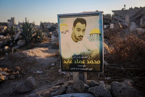 فلسطينيون يزورون قبور أقاربهم وأحبائهم الذين استشهدوا خلال الحرب الإسرائيلية، في مقبرة بمدينة غزة، يوم 8 أكتوبر/تشرين الأول 2026.تصوير: محمد صالحة