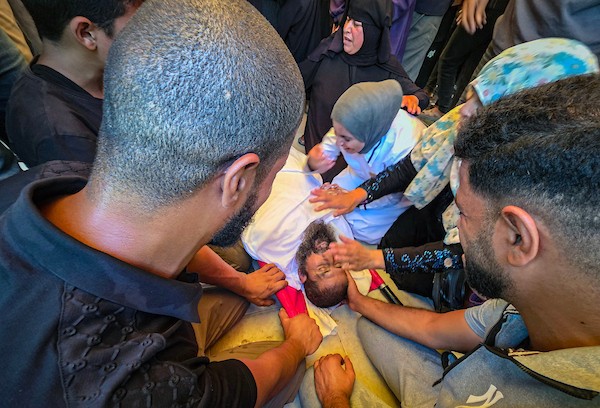 الممرضة عزة أبو مصطفى تستقبل جثمان والدها في مجمع ناصر الطبي بمخيم خان يونس، جنوب قطاع غزة، أثناء مناوبتها، بعد استشهاده في غارة إسرائيلية، 7 أكتوبر/تشرين الأول 2026. تصوير: طارق محمد.