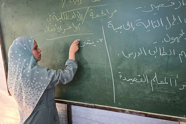 في الخامس من أكتوبر/تشرين الأول 2026، أقام معلمون فلسطينيون دروسًا لتلاميذ المدارس داخل خيام النزوح في خان يونس، جنوب قطاع غزة.(صورة: طارق محمد)