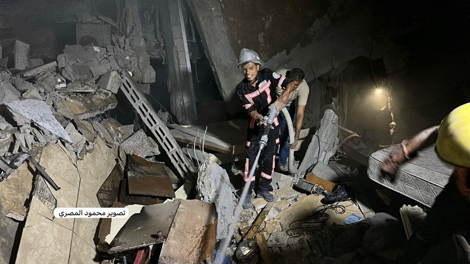 جانب من الاضرار الذي لحقت بمنازل المواطنين نتيجة استهداف تجمع مباني لعائلة النجار وسط مدينة خان يونس 1.jpg