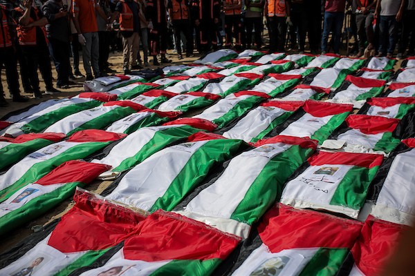 جنازة جماعية لـ 105 فلسطينيين تم انتشال رفاتهم من تحت أنقاض مبانٍ مدمرة في منطقة التاج بحي اليرموك بمدينة غزة، في الأول من أكتوبر/تشرين الأول 2026. (صورة: بلال أسامة)