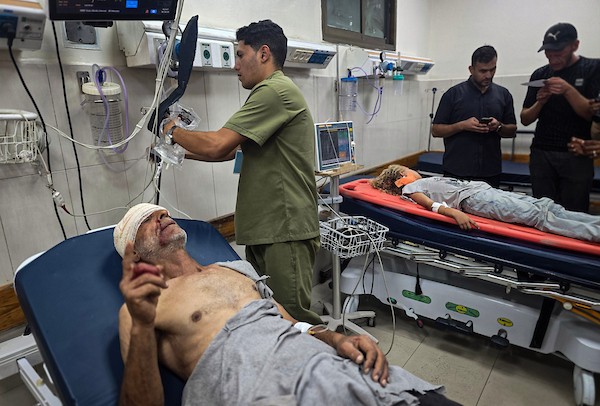 مصابون يتلقون العلاج داخل مجمع ناصر الطبي في خان يونس جنوبي قطاع غزة، في 14 أكتوبر/تشرين الأول 2026. (تصوير: طارق محمد)