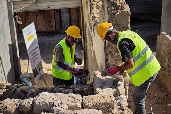 يشارك عمال فلسطينيون في أعمال ترميم سوق الحبوب التاريخي في خان يونس، جنوب قطاع غزة، في 30 سبتمبر/أيلول 2026. تصوير: طارق محمد)