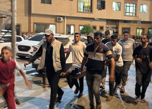 فلسطينيون ينقلون جثامين ثلاثة شهداء وعددًا من المصابين إلى مجمع ناصر الطبي، عقب غارة إسرائيلية استهدفت خيمة، غربي خان يونس، 11 أكتوبر/تشرين الأول 2026. (تصوير: طارق محمد)