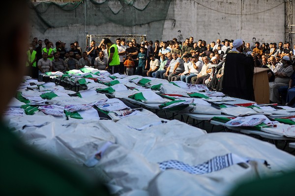 غزة – 18 أكتوبر/تشرين الأول 2026: فلسطينيون يشيّعون جثامين ورفات 75 شهيدًا انتشلتها طواقم الدفاع المدني من تحت أنقاض مبانٍ دمرها القصف الإسرائيلي في حي الدرج بمدينة غزة.تصوير: محمد صالحة