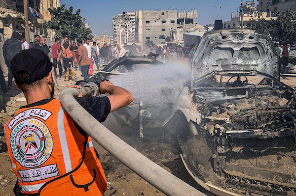 فلسطينيون يتجمعون في موقع استهداف مركبة جنوب غربي مدينة غزة، الخميس 22 أكتوبر 2026.تصوير: أحمد الشوا