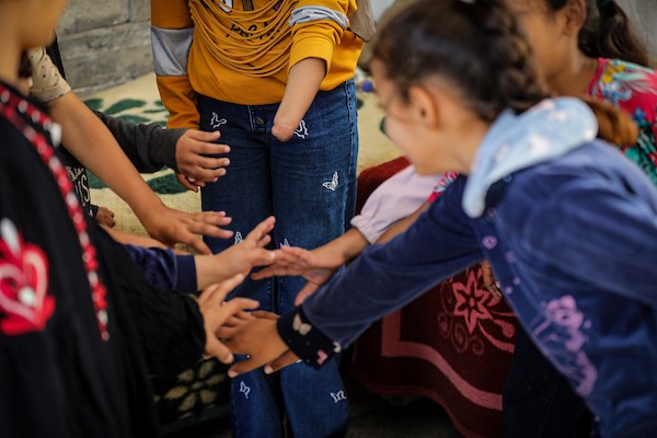 الطفلة شهد معروف (12 عامًا)، التي فقدت إحدى يديها بقصف إسرائيلي، تحلم بطرف اصطناعي يعيد إليها بعض استقلاليتها وسط النزوح في غزة. (تصوير: محمد صالحة)