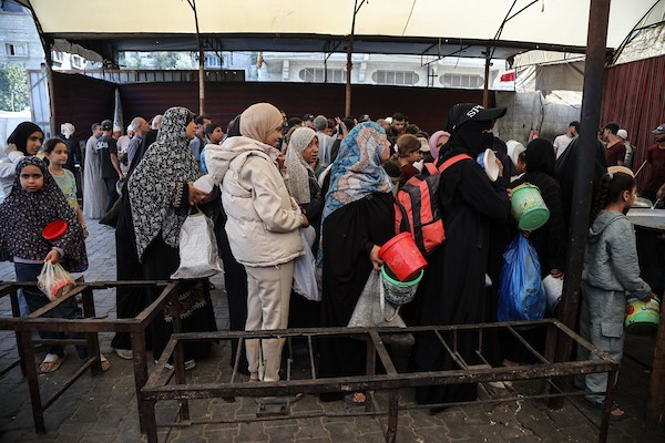 فلسطينيون نازحون يتجمعون للحصول على وجبات مجانية في مخيم النصيرات وسط قطاع غزة، في ظل تفاقم الجوع وتقليص المساعدات الغذائية بسبب نقص التمويل، 20 أكتوبر/تشرين الأول 2026.تصوير: حسن الجدي