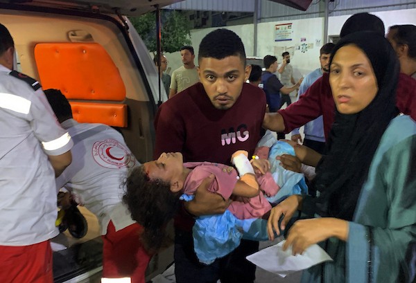 مسعفون ينقلون جرحى فلسطينيين إلى مستشفى الشفاء بمدينة غزة، في 8 أكتوبر/تشرين الأول 2026، عقب غارة جوية إسرائيلية استهدفت حي الصبرة جنوبي المدينة.تصوير: أحمد الشوا