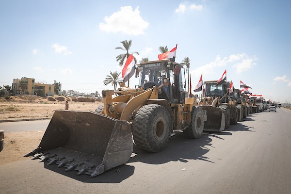 قافلة مساعدات إنسانية محملة بالخيام والأغطية والبطانيات ومستلزمات الشتاء تنطلق من مدينة الزوايدة وسط قطاع غزة باتجاه شمال القطاع، بالتزامن مع إطلاق حملة «إيد بإيد.. سند وأمان»، في 4 أكتوبر/تشرين الأول 2026. (تصوير: معز صالحي)