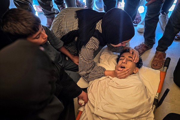مشهد مؤلم لوداع الطفل الفلسطيني مجد محمد حسن عبد الهادي في مجمع ناصر الطبي بخان يونس، بعد انتشال جثمانه من موقع غارة إسرائيلية في منطقة قيزان النجار جنوب المدينة، 20 أكتوبر/تشرين الأول 2026.تصوير: طارق محمد