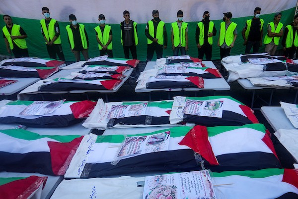 غزة – 18 أكتوبر/تشرين الأول 2026: فلسطينيون يشيّعون جثامين ورفات 75 شهيدًا انتشلتها طواقم الدفاع المدني من تحت أنقاض مبانٍ دمرها القصف الإسرائيلي في حي الدرج بمدينة غزة.تصوير: محمد صالحة