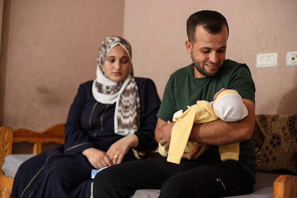 الطفلة الفلسطينية نور عبد الجواد، البالغة من العمر شهرًا واحدًا، وُلدت دون يدين نتيجة عيب خلقي، في مخيم البريج وسط قطاع غزة، حيث تأمل والدتها النازحة في توفير رعاية طبية وتأهيلية تساعدها على مواجهة تحديات الحياة.صورة: حسن الجدي