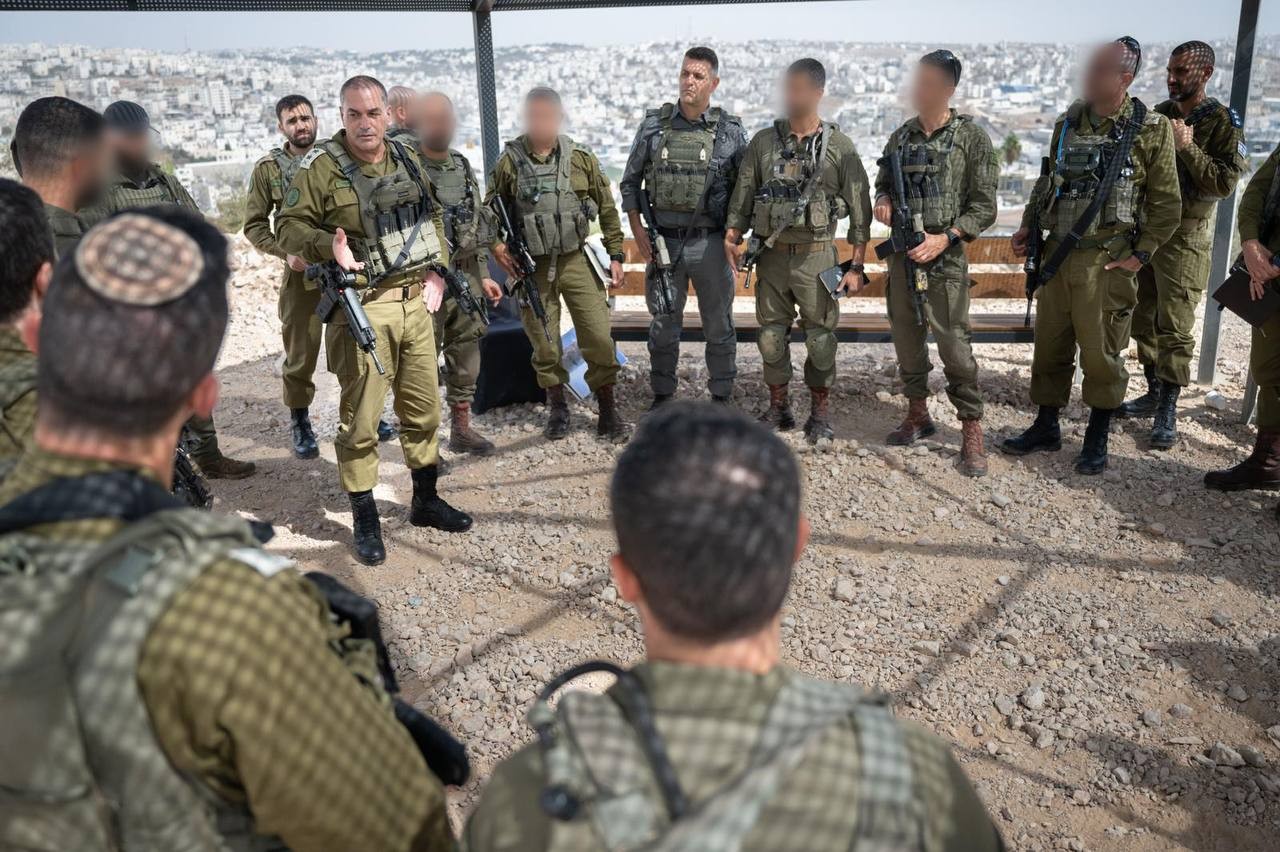 3 رئيس الأركان الإسرائيلي ايال زامير يجري تقدير موقف في قيادة المنطقة الوسطى 7.jpg
