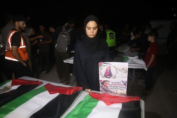 تشييع جثامين 75 شهيدًا انتشلتهم فرق الدفاع المدني من منطقة الدرج، شمال شرق مدينة غزة، 17 أكتوبر/تشرين الأول 2026. (تصوير: محمد صالحة)