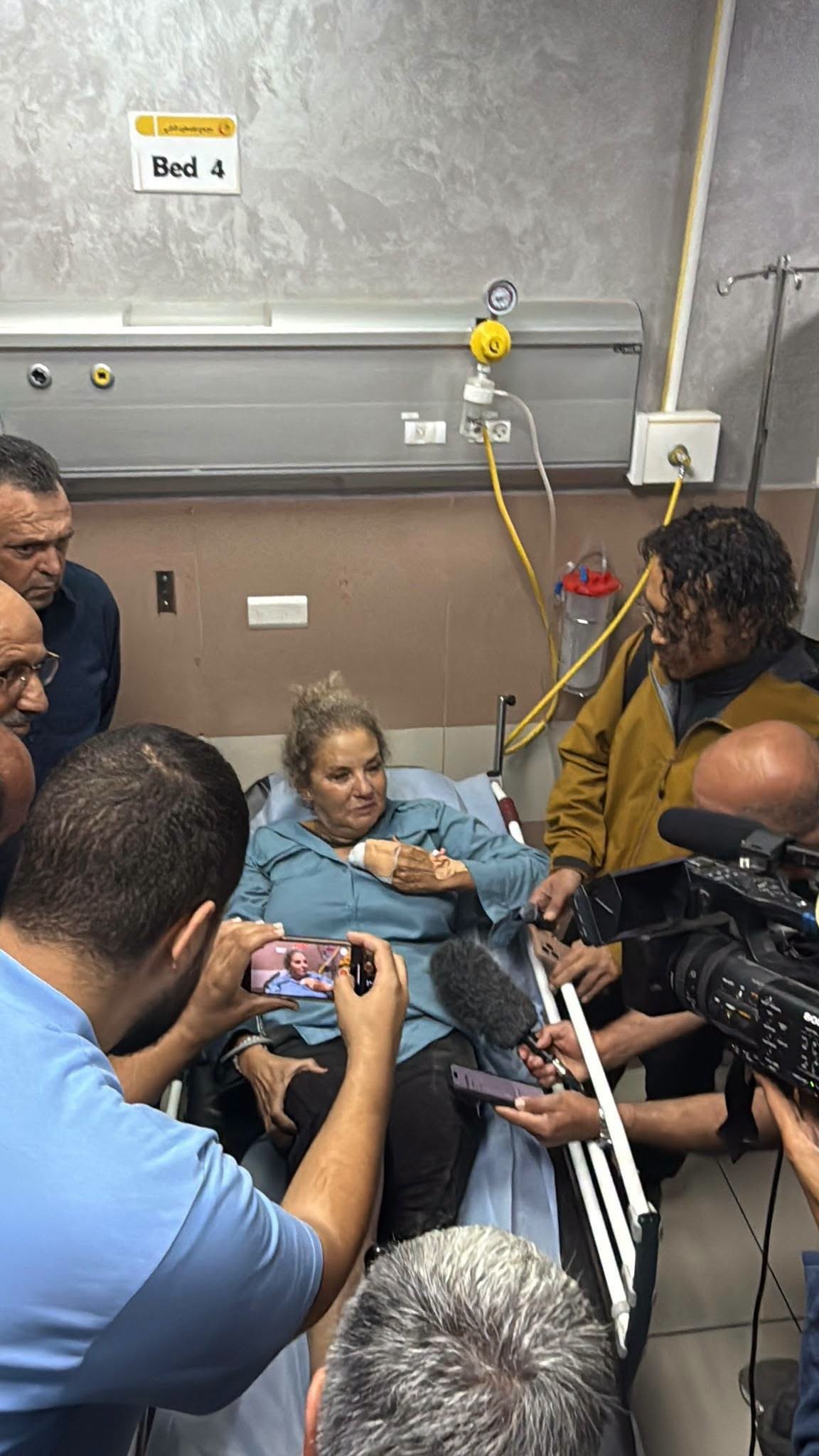 نقيب الصحفيين الفلسطينيين ناصر أبو بكر خلال تفقده المصورة الصحفية الأمريكية هايدي لافيني 3.jpg