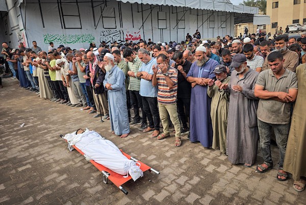 فلسطينيون يشيّعون الشهداء حسام الزملي والطفلة جوري الصوفي وتامر أبو سنيمة، الذين استشهدوا بنيران قوات الاحتلال في مواصي خان يونس، 26 أكتوبر 2026. (تصوير: طارق محمد)