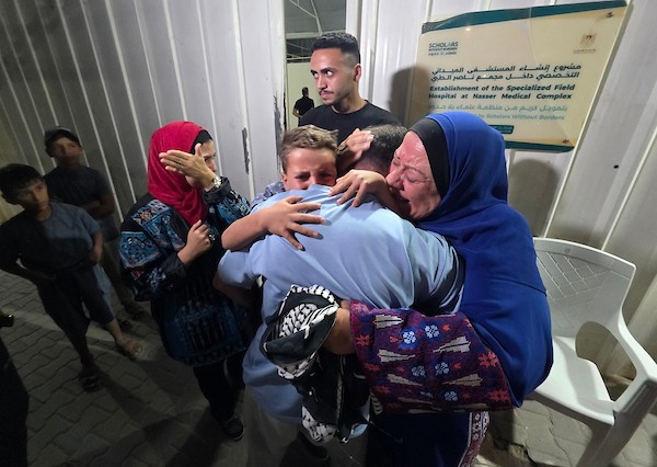 5 أسرى محررين يصلون على متن مركبات تابعة للصليب الأحمر إلى مجمع ناصر الطبي في خان يونس جنوب قطاع غزة، في 4 أكتوبر/تشرين الأول 2026. (تصوير: طارق محمد)