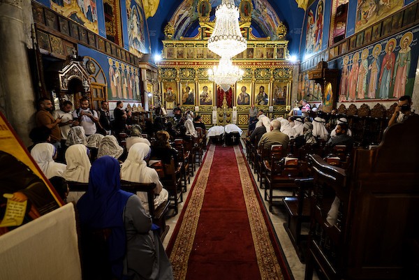 أشخاص يتجمعون خلال جنازة امرأتين مسيحيتين (أم و ابنتها) فلسطينيتين في كنيسة القديس بورفيريوس للروم الأرثوذكس في مدينة غزة، في 3 أكتوبر 2026. تصوير بلال أسامة