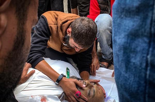 فلسطينيون يشيّعون جثامين خمسة شهداء، بينهم نساء وأطفال، ارتقوا في غارات إسرائيلية على مدينة غزة، في 9 تشرين الأول/أكتوبر 2026. (تصوير: أحمد الشوا)