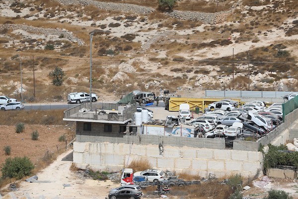 جنود إسرائيليون يحيطون بمركبة قرب مدخل بني نعيم، جنوب شرق الخليل، في الضفة الغربية، في 5 أكتوبر/تشرين الأول 2026، بعد تعرضها لإطلاق نار .(صورة: مأمون وزواز)
