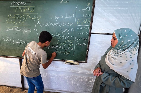 في الخامس من أكتوبر/تشرين الأول 2026، أقام معلمون فلسطينيون دروسًا لتلاميذ المدارس داخل خيام النزوح في خان يونس، جنوب قطاع غزة.(صورة: طارق محمد)