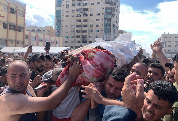 فلسطينيون يحملون جثمان رجل بعد استهدافه من قبل طائرات عسكرية إسرائيلية في غرب مدينة غزة، في 2 أكتوبر/تشرين الأول 2026. صورة لأحمد الشواح