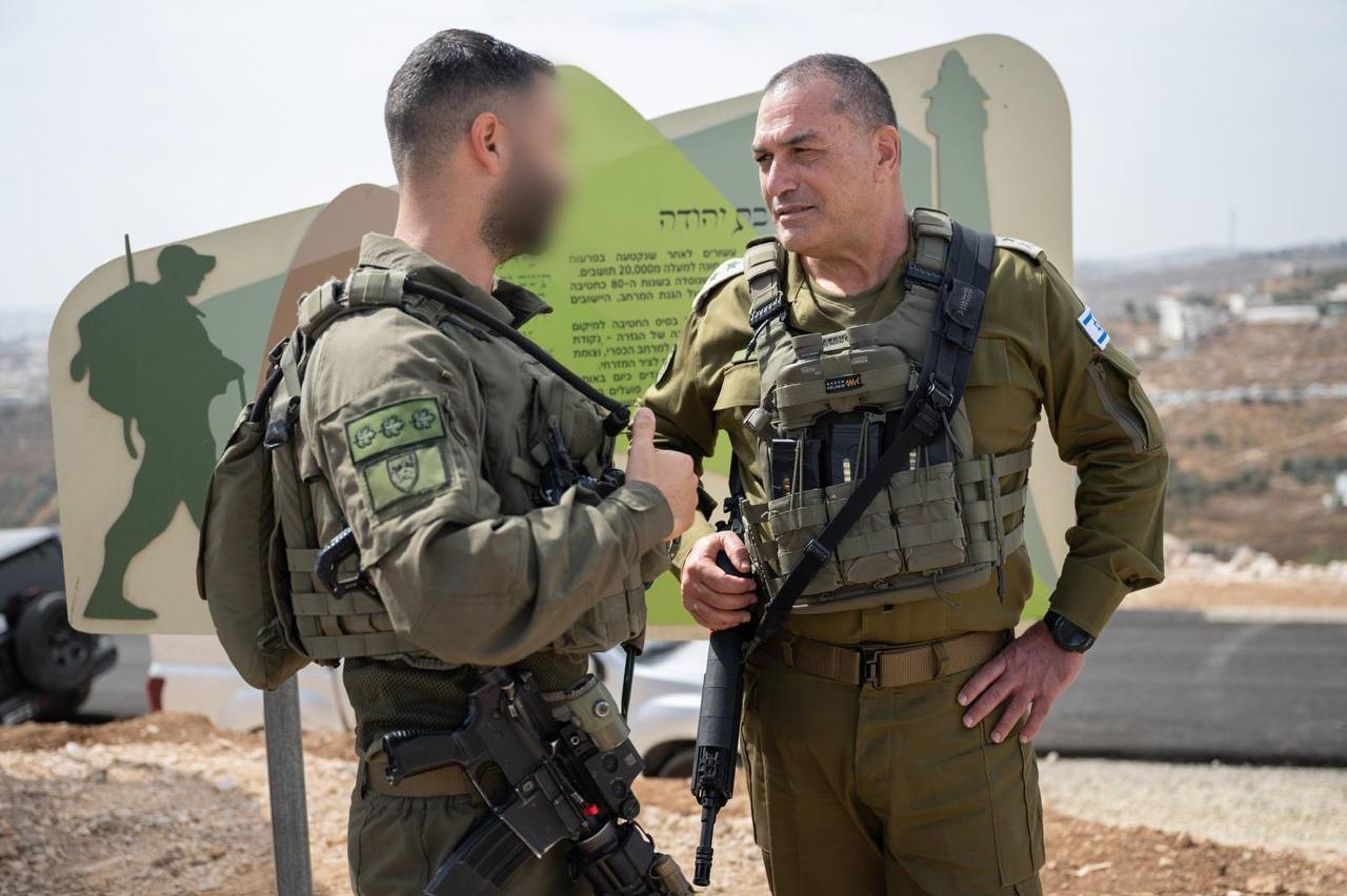 رئيس الأركان الإسرائيلي ايال زامير يجري تقدير موقف في قيادة المنطقة الوسطى 6.jpg