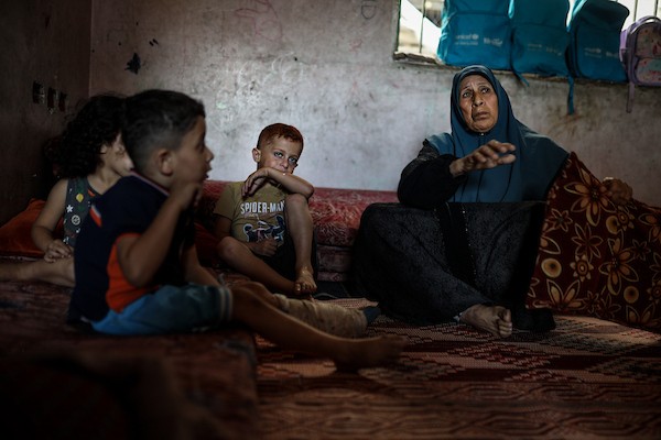 فلسطينيون نازحون يواصلون حياتهم اليومية داخل مدرسة حُوّلت إلى مأوى مؤقت في مدينة غزة، في الذكرى الثالثة لاندلاع الحرب، 7 أكتوبر/تشرين الأول 2026. تصوير: بلال أسامة.
