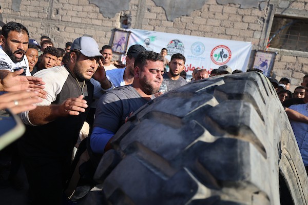 رياضيون يتنافسون في بطولة «الرجل القوي فلسطين 2026»، التي نظمها الاتحاد الفلسطيني للقوة البدنية للمرة الأولى بمدينة غزة، يوم 16 أكتوبر/تشرين الأول 2026. (تصوير: محمد صالحة)