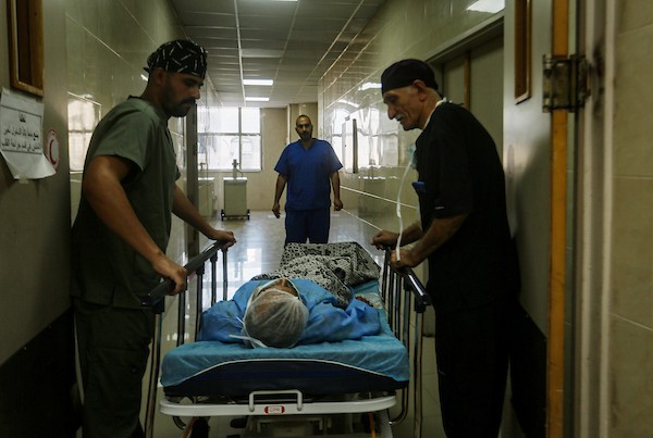 أطباء من وفد طبي مصري يجرون جراحة قلب مفتوح داخل مستشفى القدس بمدينة غزة، بالتعاون مع منظمة هيل فلسطين، في 14 أكتوبر/تشرين الأول 2026. (تصوير: أحمد الشوا)