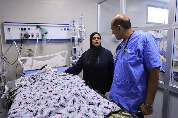 الطفل الفلسطيني محمد الجبالي (7 أعوام)، المصاب بسرطان الدم، يرقد على سرير داخل مستشفى الشفاء بمدينة غزة، في 18 أكتوبر/تشرين الأول 2026، منتظرًا الموافقة على سفره للعلاج في الخارج.تصوير: عبد الله أبو الخير