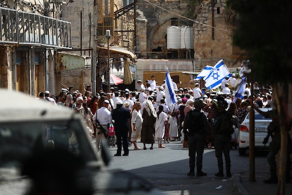 يقيّد الجنود الإسرائيليون حركة الفلسطينيين ويتخذون إجراءات أمنية خلال جولة قام بها مستوطنون في البلدة القديمة بالخليل، في 3 أكتوبر/تشرين الأول 2026. تصوير مأمون وزواز