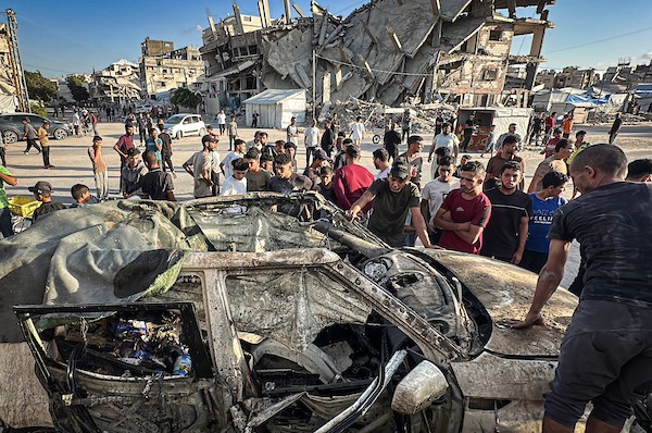 فلسطينيون يتجمعون في موقع استهداف مركبة بغارة جوية إسرائيلية في حي تل الهوى جنوب غربي مدينة غزة، يوم 8 أكتوبر/تشرين الأول 2026. تصوير: أحمد الشوا