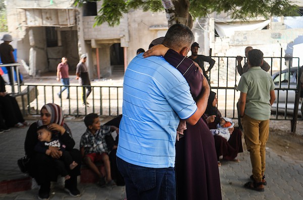 فلسطينيون يشاركون في تشييع جثمان الشهيد صدام الزعانين بمستشفى الشفاء في مدينة غزة، الخميس 15 أكتوبر/تشرين الأول 2026، تصوير: محمد صالحة