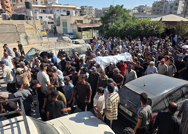 جنازة تامر الحمايدة، 42 عامًا، الذي قُتل في غارة جوية إسرائيلية استهدفت نقطة تفتيش تابعة للشرطة في منطقة المواصي جنوب خان يونس، 2 أكتوبر/تشرين الأول 2026. صورة: طارق محمد